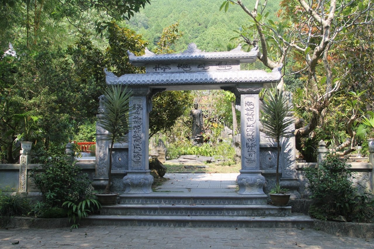tranh-xa-bui-doi-khi-lac-vao-ngoi-chua-nam-tren-nui-cao