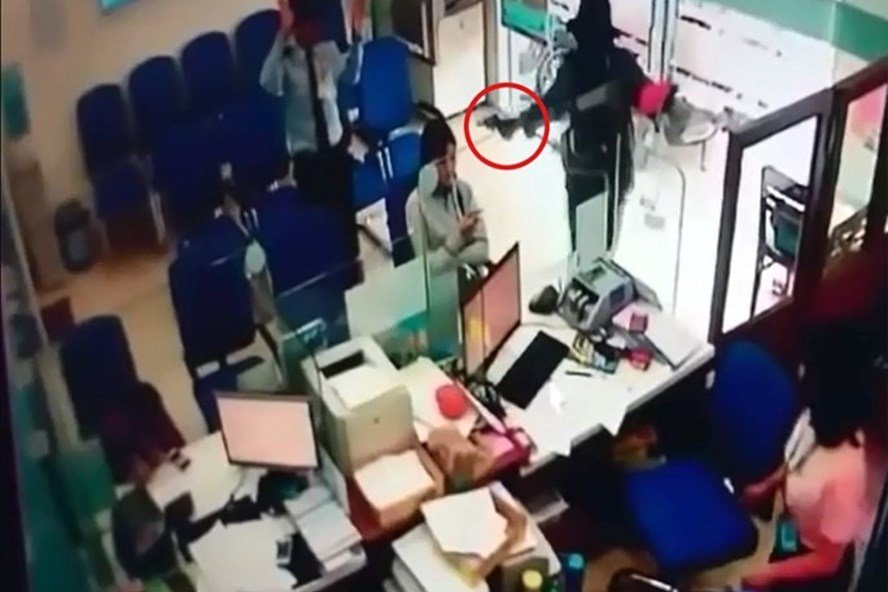 tu-chuyen-cuop-ngan-hang-den-atm-bi-gai-min-o-quang-ninh-an-ninh-tai-cac-nha-bang-buong-long