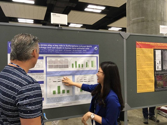 Ngọc Thảo đang trình bài poster của mình với một nhà khoa học ở Úc tại Hawaii năm 2018.