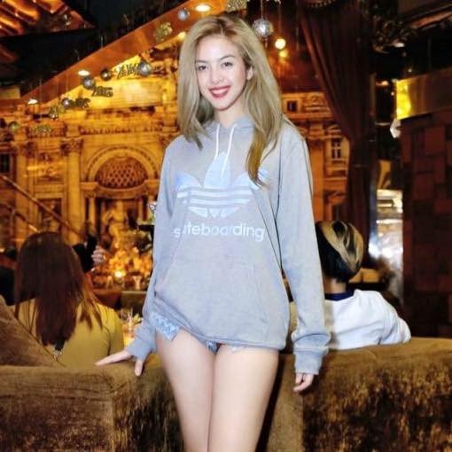 4-thieu-nu-e-de-xinh-nhu-hot-girl-thuong-bi-nham-la-con-lai