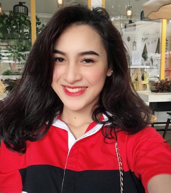 4-thieu-nu-e-de-xinh-nhu-hot-girl-thuong-bi-nham-la-con-lai