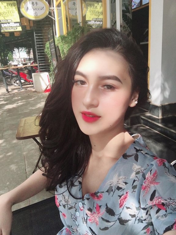 4-thieu-nu-e-de-xinh-nhu-hot-girl-thuong-bi-nham-la-con-lai