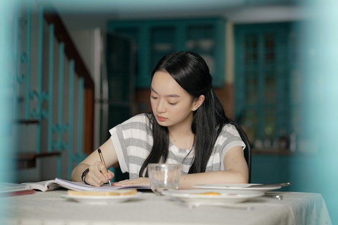 vua-tai-xuat-trong-phim-moi-voi-thai-hoa-kaity-nguyen-lai-gay-tranh-cai-voi-hinh-anh-hut-vape