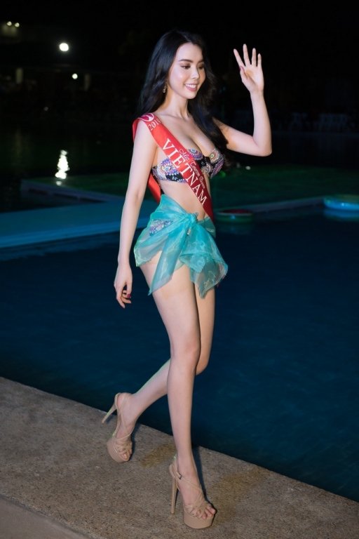 huynh-vy-khoe-hinh-the-boc-lua-voi-nu-than-mua-mang-o-miss-tourism-queen-worldwide-2018