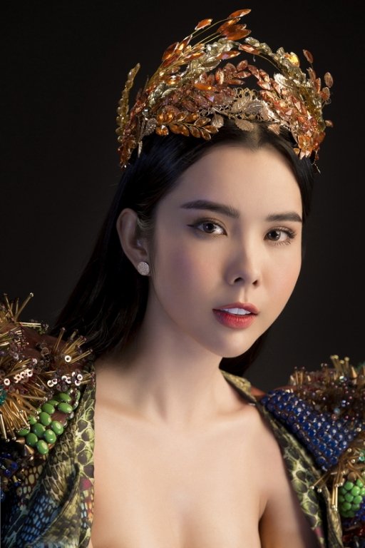 huynh-vy-khoe-hinh-the-boc-lua-voi-nu-than-mua-mang-o-miss-tourism-queen-worldwide-2018