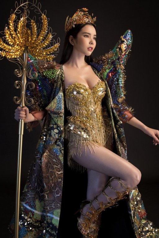 huynh-vy-khoe-hinh-the-boc-lua-voi-nu-than-mua-mang-o-miss-tourism-queen-worldwide-2018
