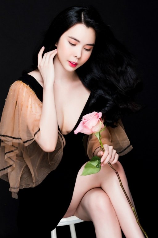 huynh-vy-khoe-hinh-the-boc-lua-voi-nu-than-mua-mang-o-miss-tourism-queen-worldwide-2018