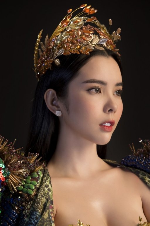 huynh-vy-khoe-hinh-the-boc-lua-voi-nu-than-mua-mang-o-miss-tourism-queen-worldwide-2018