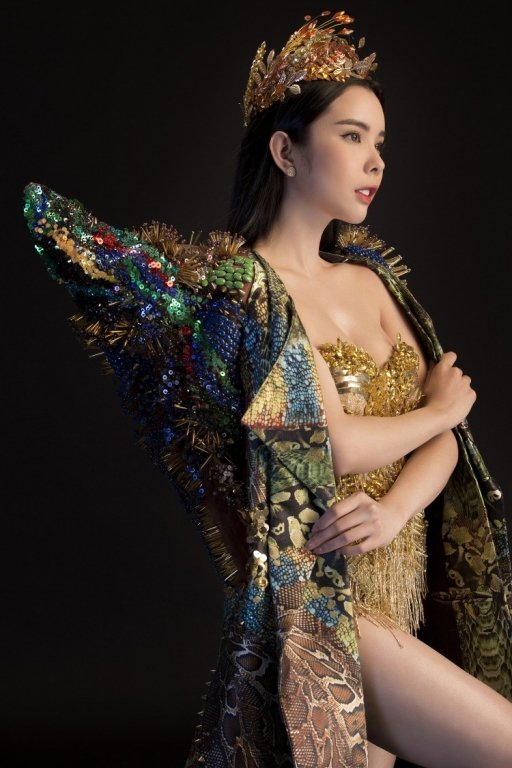 huynh-vy-khoe-hinh-the-boc-lua-voi-nu-than-mua-mang-o-miss-tourism-queen-worldwide-2018