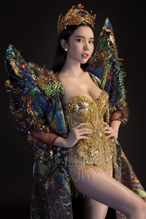 huynh-vy-khoe-hinh-the-boc-lua-voi-nu-than-mua-mang-o-miss-tourism-queen-worldwide-2018
