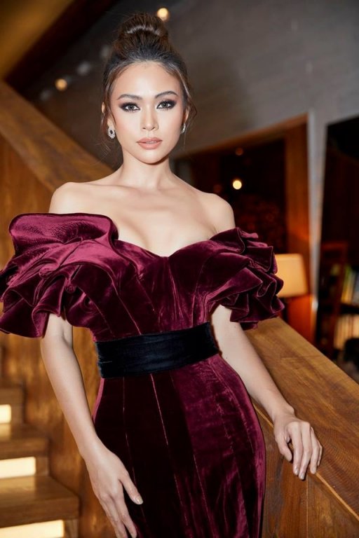 mau-thuy-tung-loat-anh-boc-lua-khoe-doi-chan-dai-mien-man