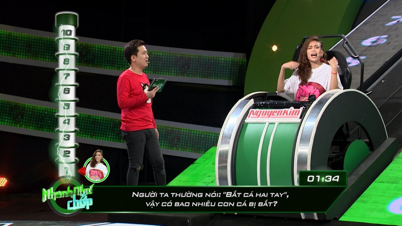 mau-thuy-tung-loat-anh-boc-lua-khoe-doi-chan-dai-mien-man