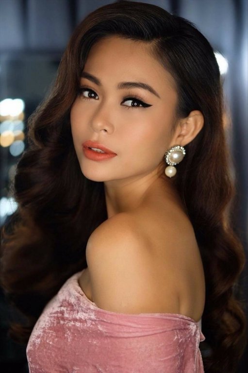 mau-thuy-tung-loat-anh-boc-lua-khoe-doi-chan-dai-mien-man