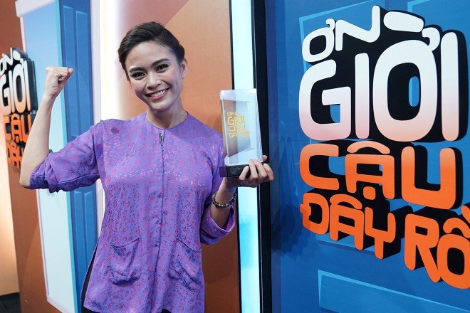 mau-thuy-tung-loat-anh-boc-lua-khoe-doi-chan-dai-mien-man