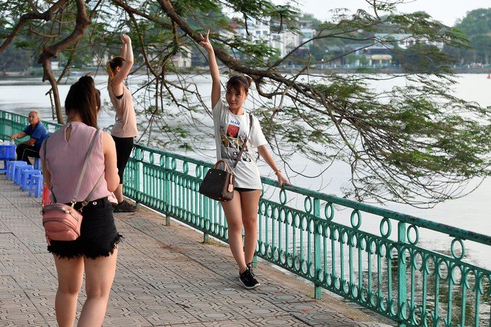 thu-ha-noi-la-vang-roi-tren-tung-con-pho