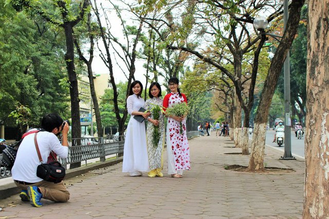 mua-thu-ha-noi-la-vang-roi-tren-tung-con-pho