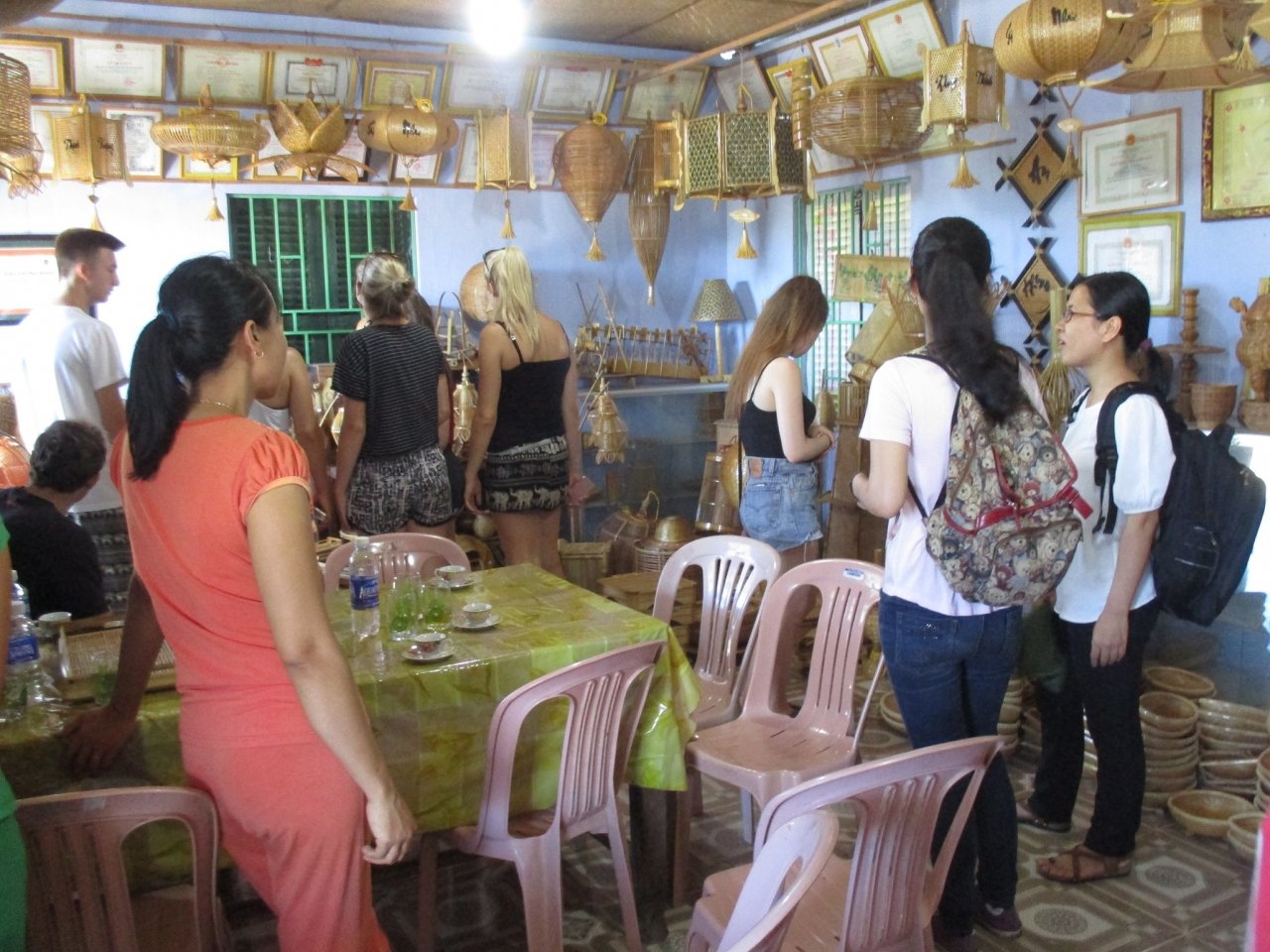 ghe-tham-ngoi-lang-bien-tre-thanh-nhung-mon-do-doc-la