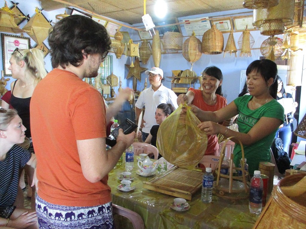 ghe-tham-ngoi-lang-bien-tre-thanh-nhung-mon-do-doc-la