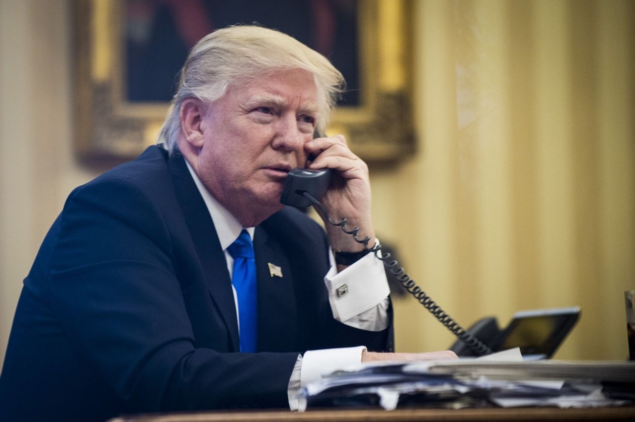 Trung Quốc khuyên Tổng thống Trump dùng smartphone Huawei