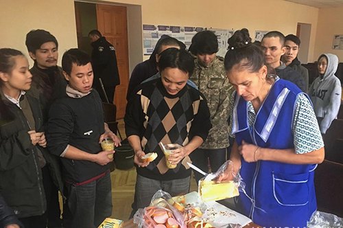 Nhóm người Việt được phân phát thức ăn tại đồn cảnh sát Kiev. Ảnh: Kyivpost