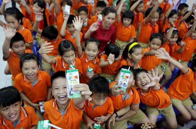 doanh-nghiep-trung-thau-sua-hoc-duong-ha-noi-vinamilk-so-gang-th-true-milk