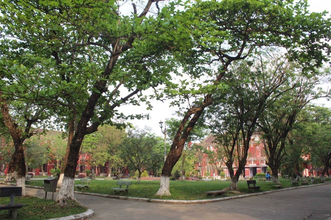 ngoi-truong-noi-nhat-hue-co-kinh-ben-dong-huong-giang