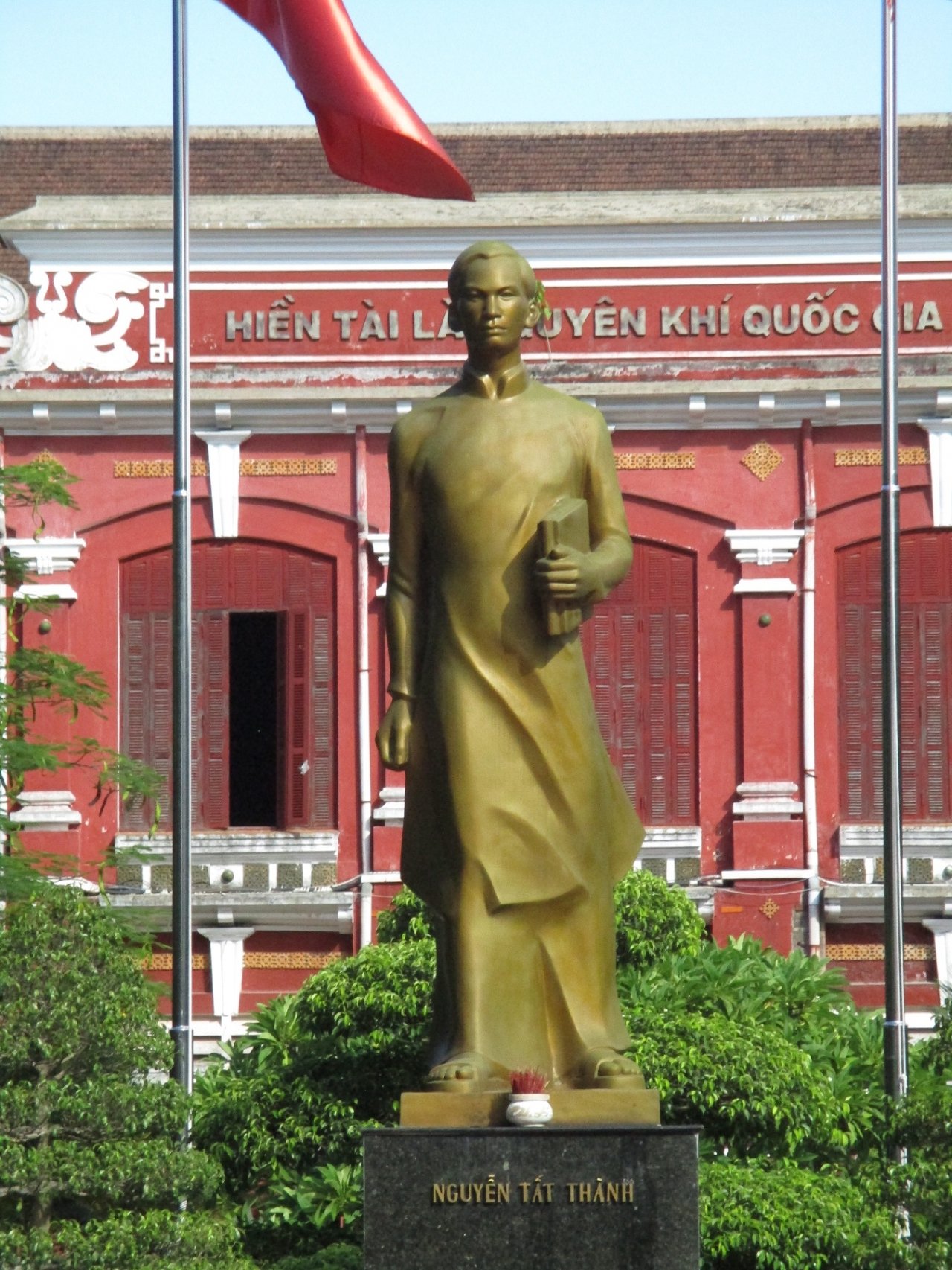 ngoi-truong-noi-nhat-hue-co-kinh-ben-dong-huong-giang