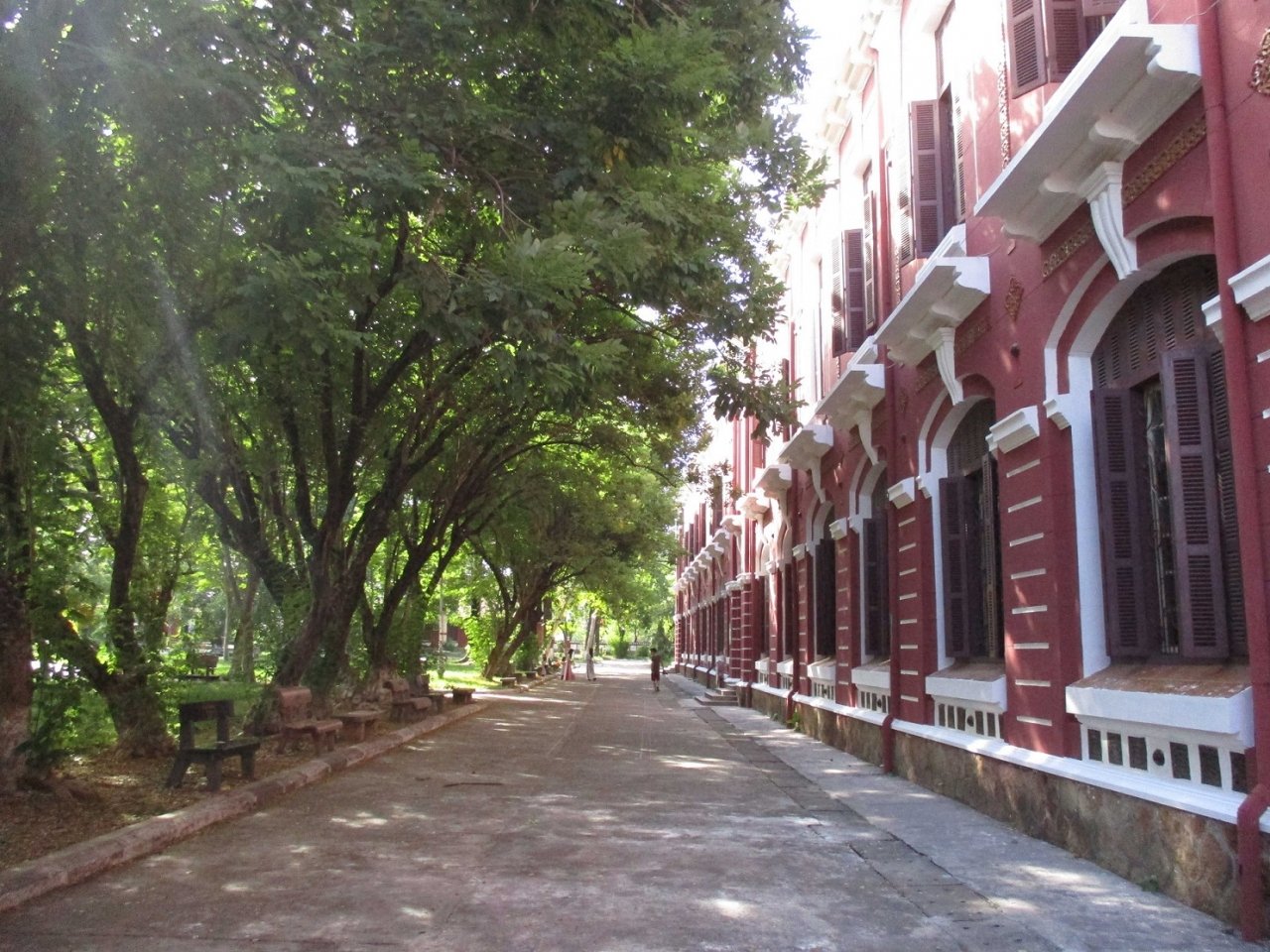 ngoi-truong-noi-nhat-hue-co-kinh-ben-dong-huong-giang