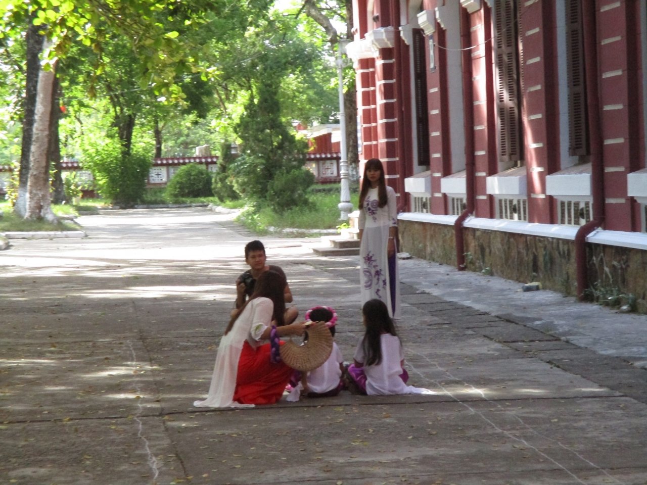 ngoi-truong-noi-nhat-hue-co-kinh-ben-dong-huong-giang