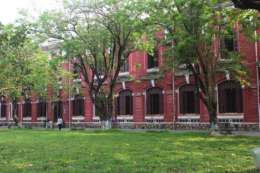 ngoi-truong-noi-nhat-hue-co-kinh-ben-dong-huong-giang