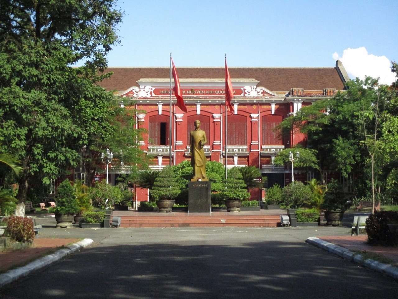ngoi-truong-noi-nhat-hue-co-kinh-ben-dong-huong-giang