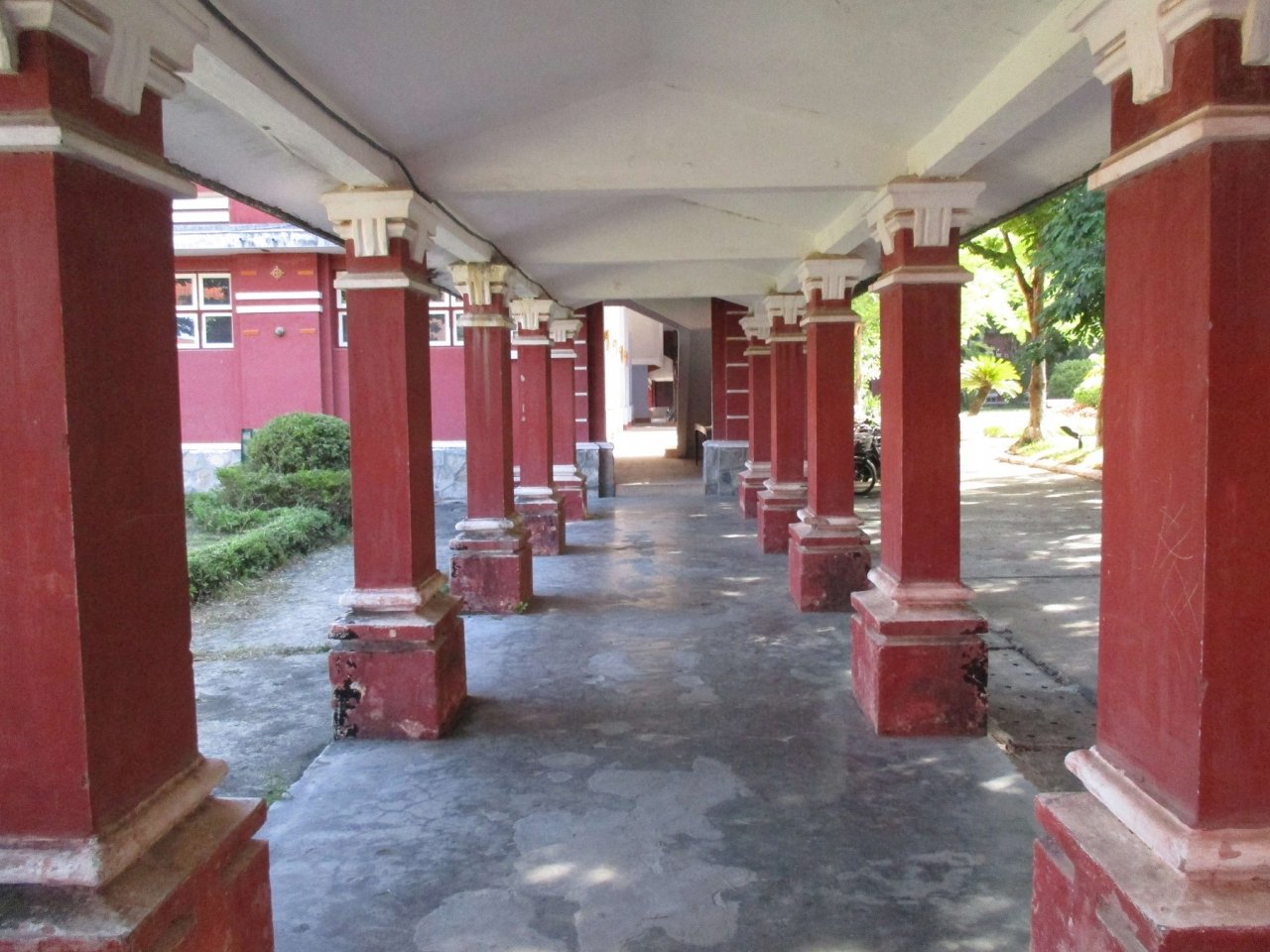 ngoi-truong-noi-nhat-hue-co-kinh-ben-dong-huong-giang