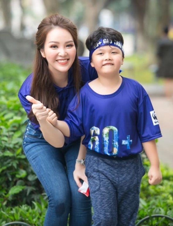 a-hau-thuy-van-chong-phai-ra-mat-fan-cuong-moi-thoi-theo-toi