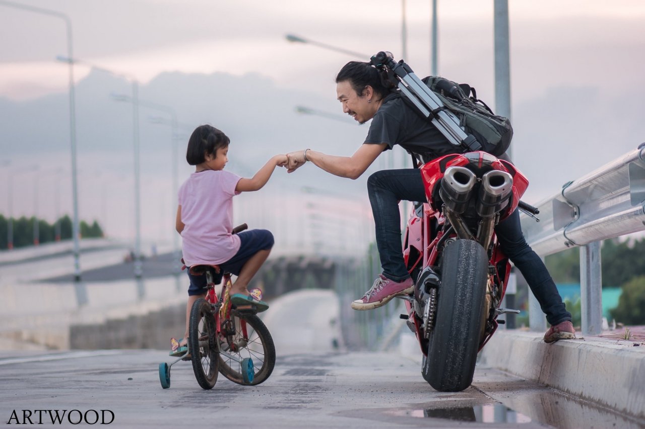 biker-thai-lan-gay-sot-voi-loat-anh-chia-se-do-an-voi-dong-vat-hoang