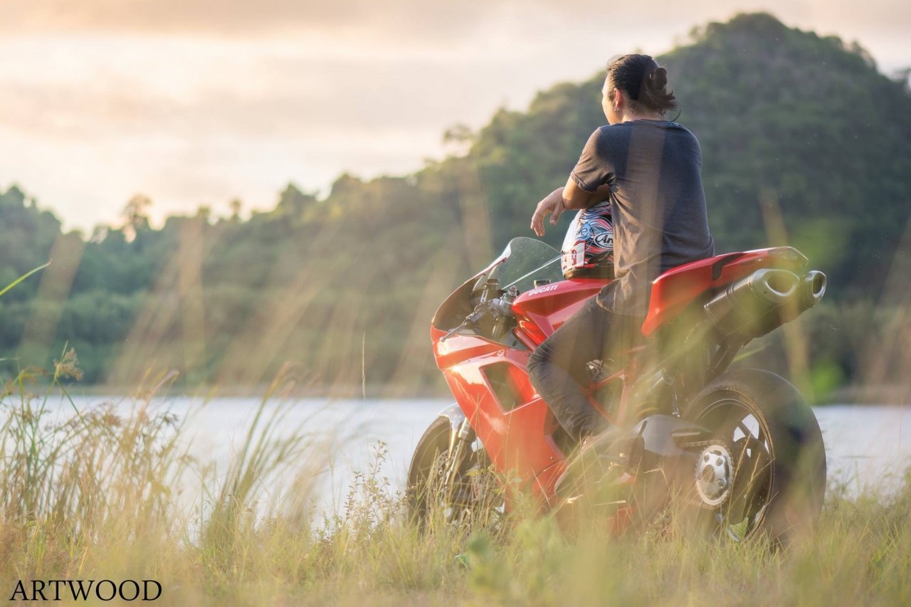biker-thai-lan-gay-sot-voi-loat-anh-chia-se-do-an-voi-dong-vat-hoang