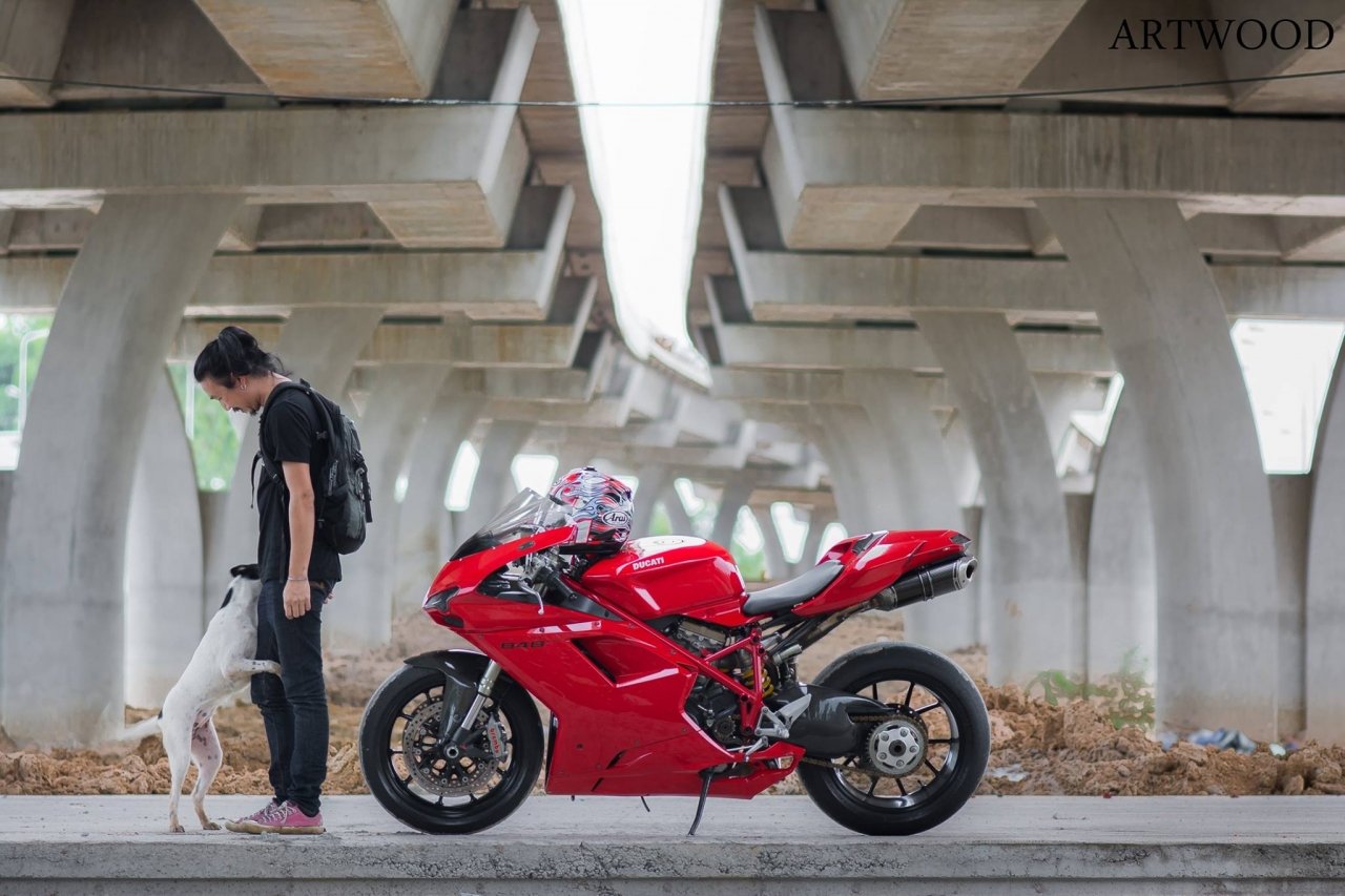 biker-thai-lan-gay-sot-voi-loat-anh-chia-se-do-an-voi-dong-vat-hoang
