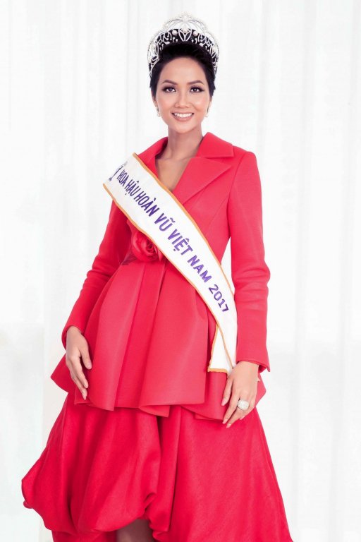 top-3-thiet-ke-trang-phuc-dan-toc-cho-hhen-nie-chinh-thuc-lo-dien