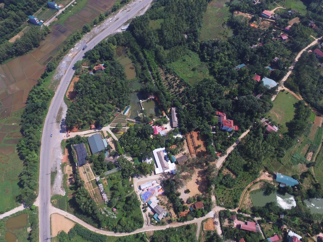 hinh-anh-cong-trinh-xay-dung-trai-phep-trong-khu-di-tich-den-hung
