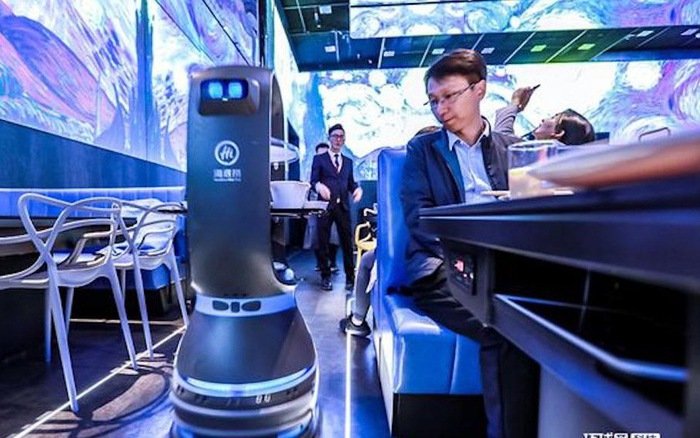 nha-hang-lau-trung-quoc-thay-the-nhan-vien-bang-robot