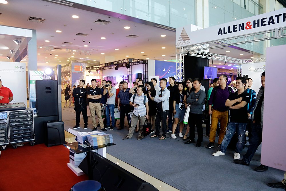ben-trong-trien-lam-plase-show-tai-ha-noi