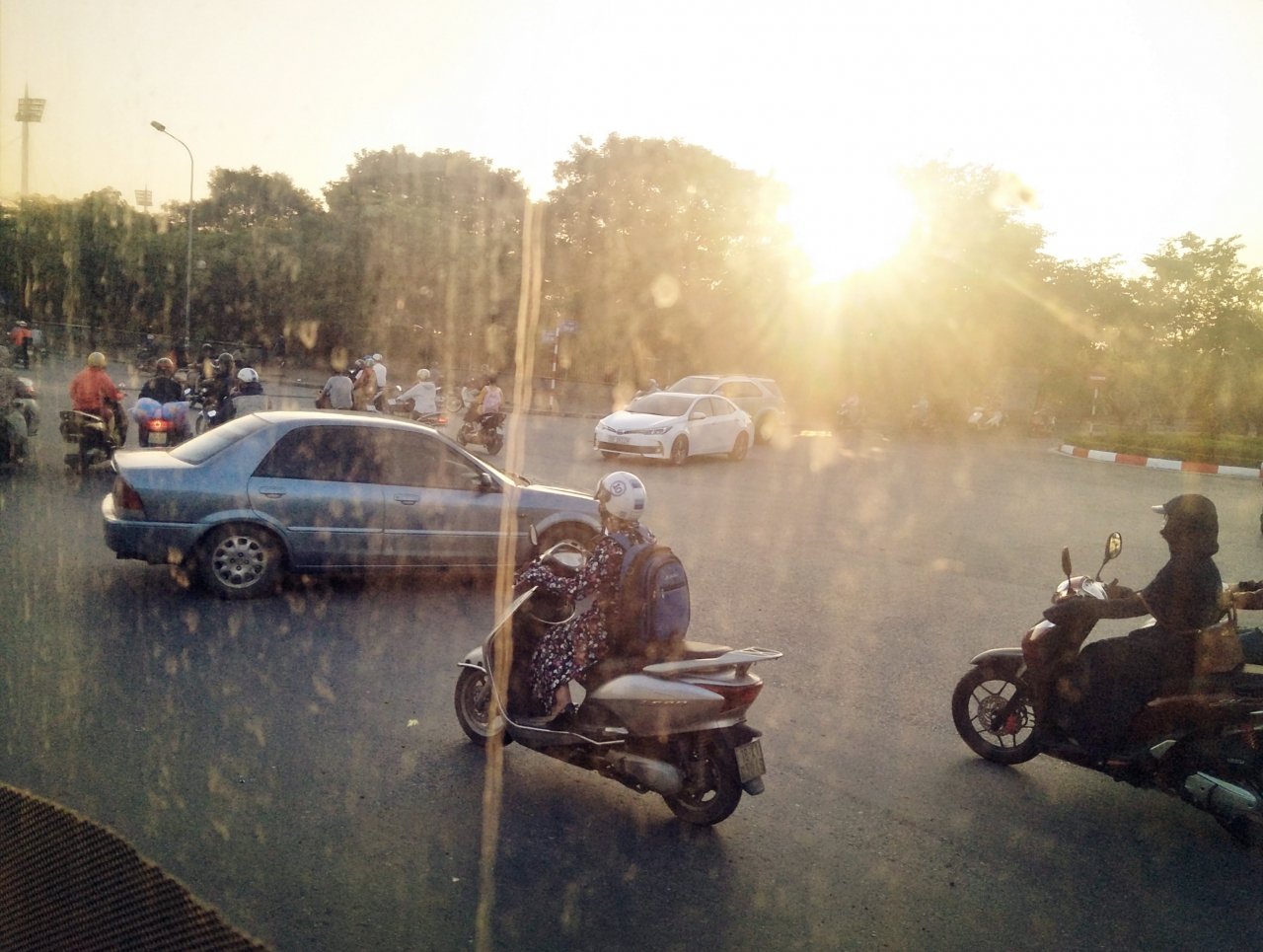 ha-noi-nhung-chuyen-bus-yen-binh-va-doc-dao-den-la-thuong