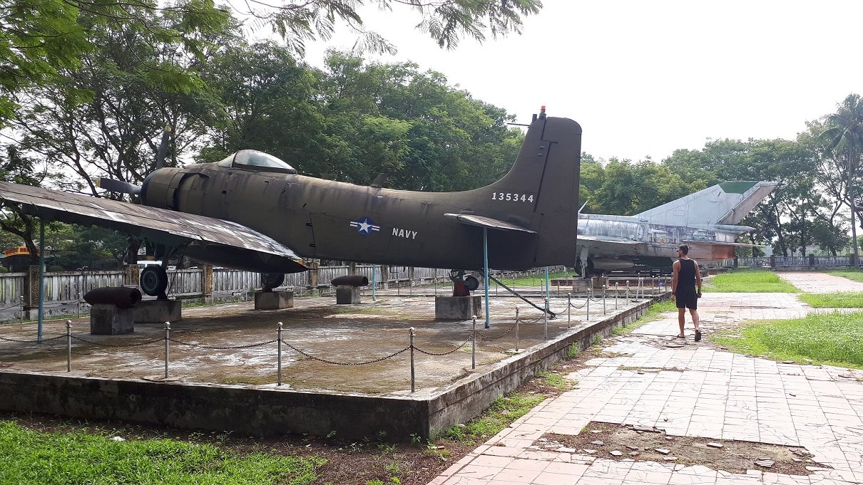 nhieu-hien-vat-chien-tranh-hu-hong-vi-phoi-nang-dam-mua