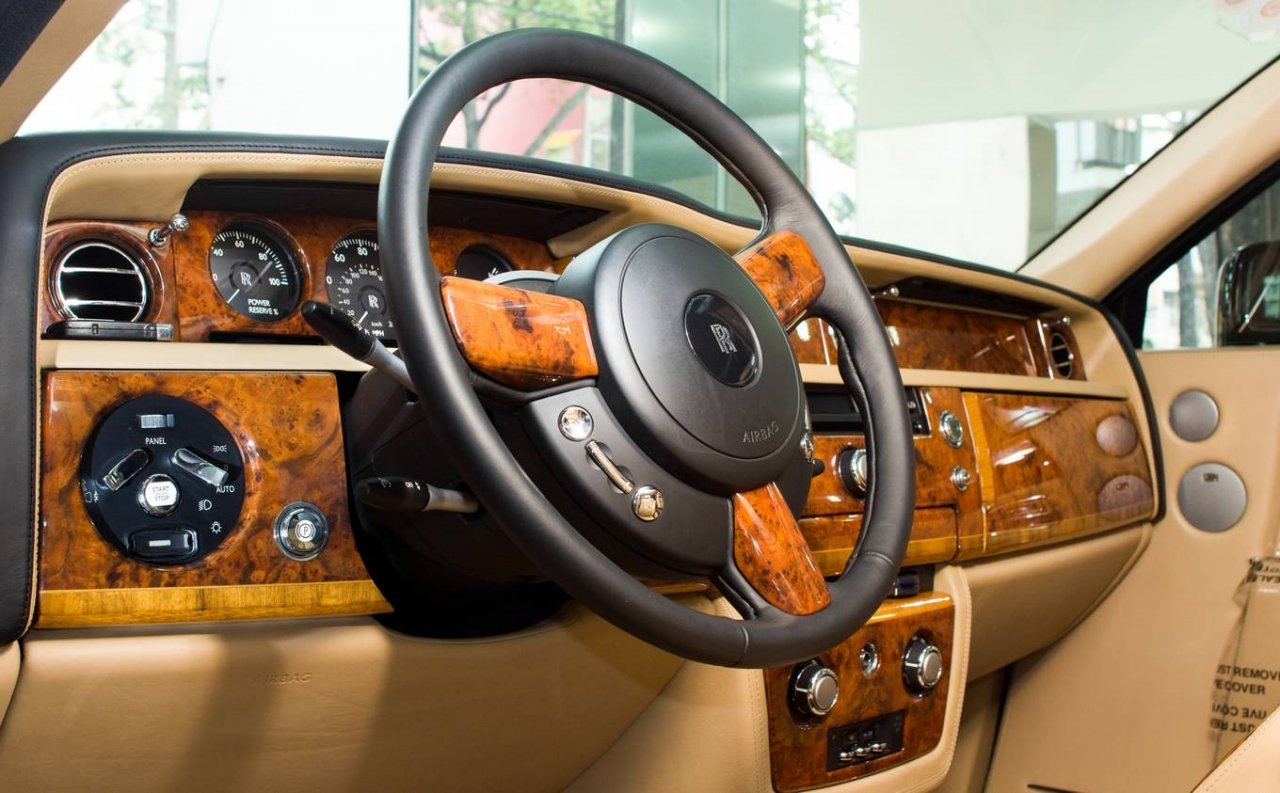 rolls-royce-phantom-2008-lan-banh-10-nam-gia-gan-10-ty-dong