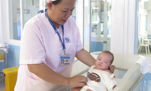 Chăm sóc khoảng 2-3 tháng cho các bé biết ăn sửa, khỏe mạnh, cứng cáp, bẹn hơi mình chị Thúy lại phải chia tay để các em đến các trung tâm nuôi dưỡng, có người nhận nuôi, có em may mắn được về lại với bố mẹ. Ảnh: Thảo Nguyên.