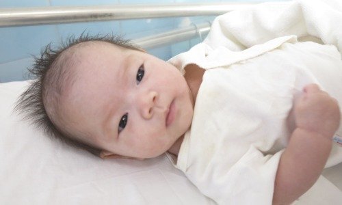 Với những bé sinh ra từ người mẹ nghiện hút, mê chơi, chị Thúy chỉ mong các em ở trung tâm hơn là về với mẹ, vì biết đầu, nhận em xong, người mẹ sẽ làm những điều không tốt. Ảnh: Thảo Nguyên.