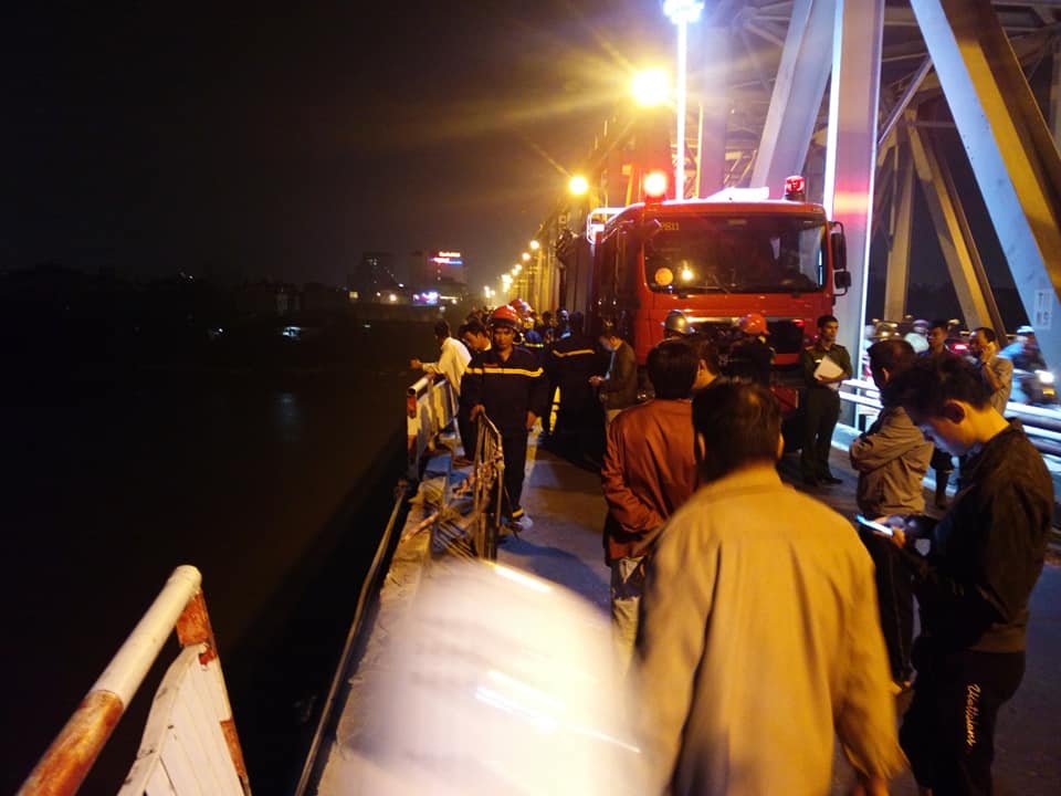 tho-lan-xuyen-dem-tim-o-to-dam-bay-lan-can-cau-chuong-duong-xuong-song-hong