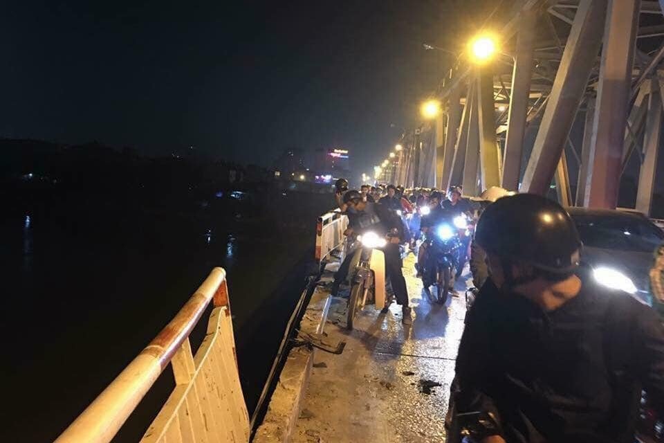 tho-lan-xuyen-dem-tim-o-to-dam-bay-lan-can-cau-chuong-duong-xuong-song-hong