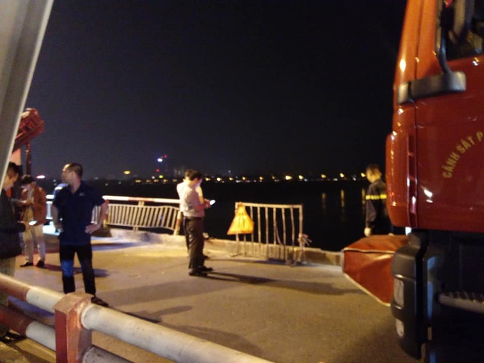 tho-lan-xuyen-dem-tim-o-to-dam-bay-lan-can-cau-chuong-duong-xuong-song-hong