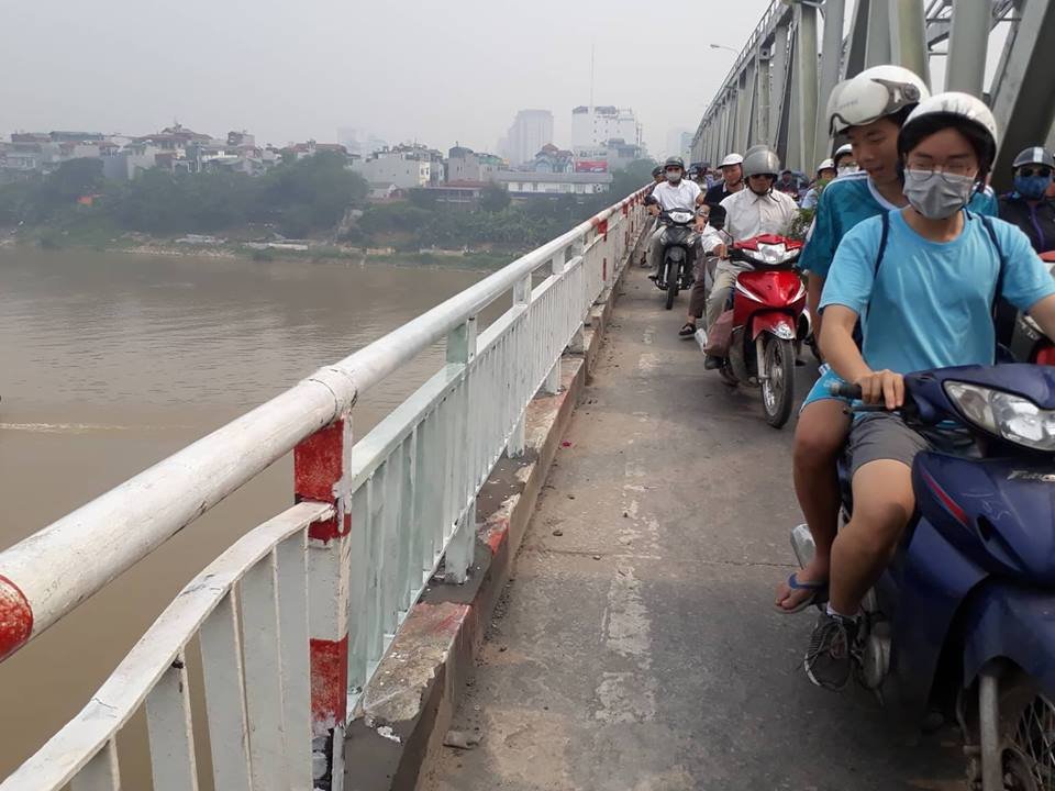 tiep-tuc-tim-kiem-duoi-song-hong-sau-vu-o-to-mercedes-roi-khoi-cau-chuong-duong