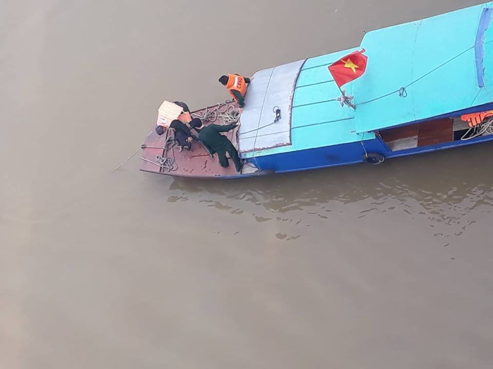 tiep-tuc-tim-kiem-duoi-song-hong-sau-vu-o-to-mercedes-roi-khoi-cau-chuong-duong